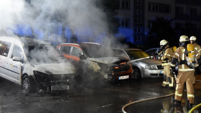 In der Neumannstraße in Pankow brennt ein Fahrzeug einer Sicherheitsfirma