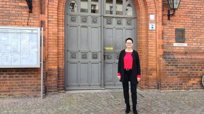 Perlebergs Bürgermeisterin Annett Jura vor dem Rathaus (Quelle: rbb/Britta Streiter)