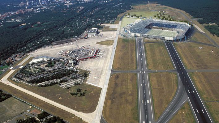 Collage: Neben dem Flughafen Tegel ist ein Entwurf des geplanten Hertha-BSC Stadions platziert (Bild: imago/GünterSchneider/Hertha BSC | Collage: rbb24/Dave Rossel)