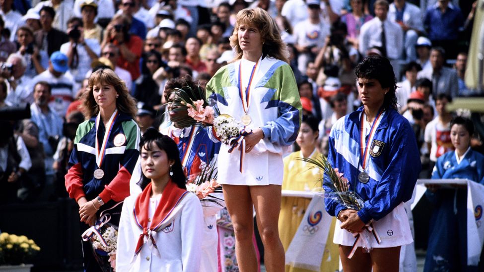 Steffi Graf bei der Siegerehrung der Olympischen Spiele 1988 (Quelle:imago images/Laci Perenyi)
