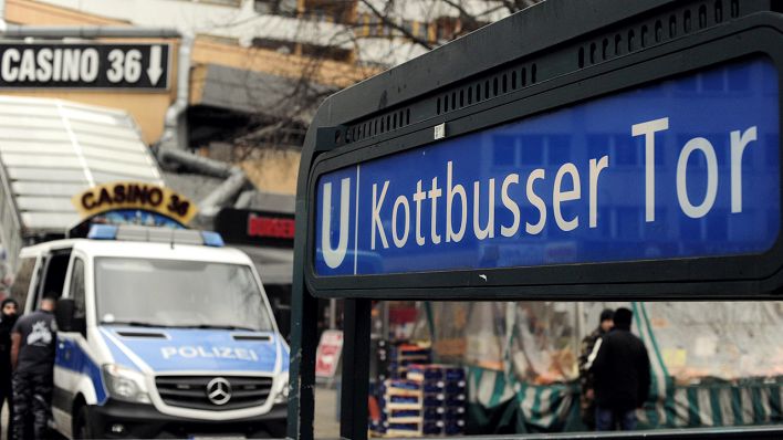 Archivbild: Am Kottbusser Tor steht ein MAnnschaftswagen der Polizei (Bild: imago/Klaus Martin Hoefer)