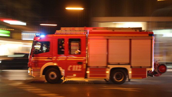 Symbolbild: Ein Löschfahrzeug der Feuerwehr ist nachts unterwegs. (Quelle: imago/Ralph Peters)