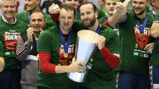 Silvio Heinevetter, Petr Stochl und der EHF-Pokal 2018. Quelle: imago/Christian Schroedter