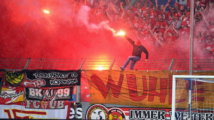 Union-Anhänger zünden beim Auswärtsspiel in Bochum Bengalos (Quelle: imago images/Horstmüller)