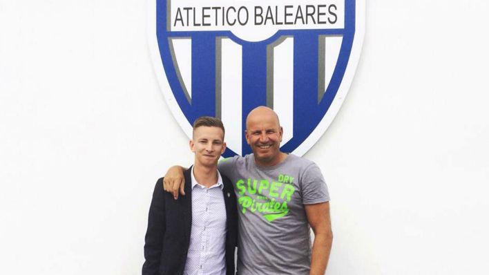Patrick Messow (links) und Ingo Volckmann (rechts) vor dem Logo von Atletico Baleares. Bild: Atletico Baleares