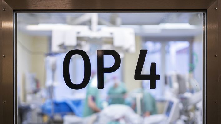 Blick durch die Scheibe eines Op-Saals in einem Krankenhaus (Quelle: dpa/ Schuh)