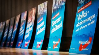 01.09.2018, Brandenburg, Neuenhagen: AfD-Wahlplakate stehen auf dem Boden nebeneinander bei der Konferenz der AfD (Quelle: dpa/Zinken)