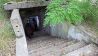 Eine Frau steht vor der Eisentür einer Bunkerschutte für einen Bunker vom Typ V2C. (Quelle: dpa/Wolfgang Kumm)