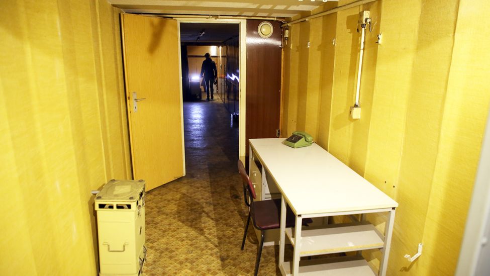 Das Arbeitszimmer von Spionagechef Markus Wolf in einem Bunker vom Typ V2C. Im Hintergrund das Schlafzimmer. (Quelle: dpa/Wolfgang Kumm)