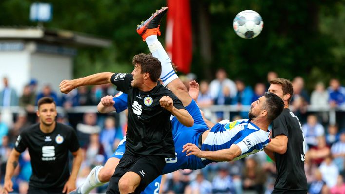 Vedad Ibisevic versucht beim Testspiel von Hertha gegen Braunschweig einen Fallrückzieher. Bild: imago/Jan Hübner