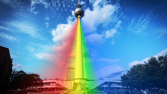 Collage: Der Berliner Fernsehturm erstrahlt in Regenbogenfarben (Quelle: Andrea Ronchini/NurPhoto)