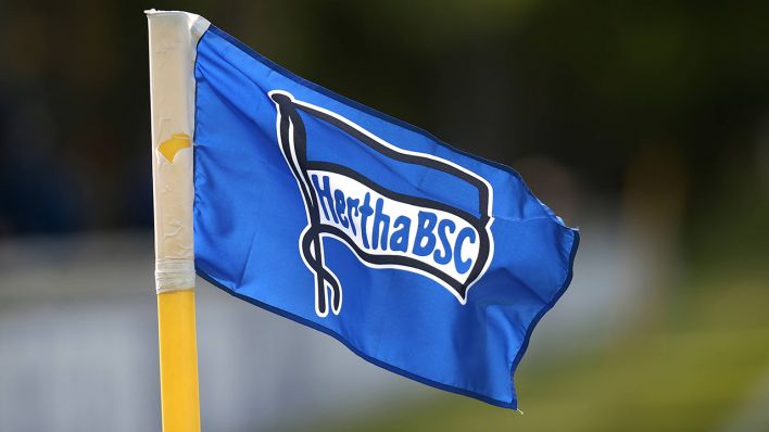 Eine Fahne mit dem Emblem von Hertha BSC. Quelle: imago/Andreas Gora