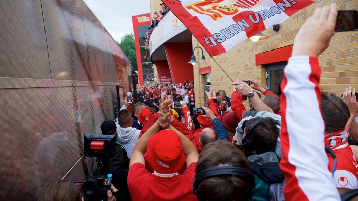 Fans von Union Berlin empfangen vor dem Relegationsrückspiel im Stadion An der Alten Försterei den Union-Mannschaftsbus. (Quelle: imago/Eberhard Thonfeld)