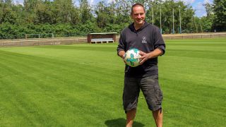 Ingo Lüdeke auf dem Fußballplatz des SV Großräschen (Quelle: rbb|24/Carla Spangenberg)