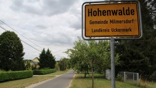 Ortsschild und Hauptstraße in Hohenwalde (Quelle: rbb|24/Nils Hagemann)