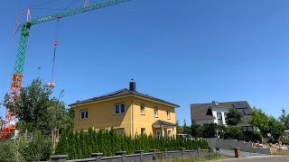 Einfamilienhäuser im Neubaugebiet Louisenhain mit einem Baukran (Quelle: rbb|24/Maike Gomm)