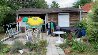 Ein junges Paar auf ihrem Grundstück in Wandlitz (Quelle: rbb|24/Maike Gomm)