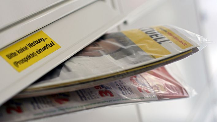 Eine gratis Werbezeitung "Einkauf Aktuell" der Post steckt in einem Briefkasten. (Archiv)