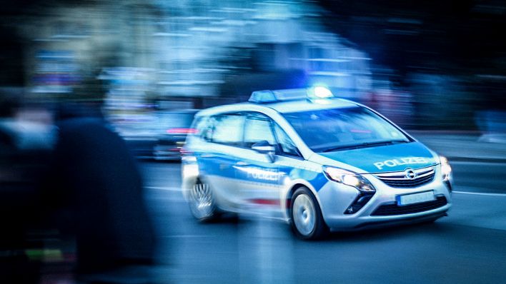 Symbolbild: Ein Polizeiauto fährt in Berlin (Quelle: dpa/Steinberg)