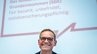 Michael Müller (SPD), Regierender Bürgermeister von Berlin, äußert sich bei einer Pressekonferenz des Berliner Senats zu einem Modellprojekt zum solidarischen Grundeinkommen