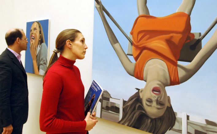 Eine Besucherin schaut sich ein Gemälde von Eberhard Havekost an
