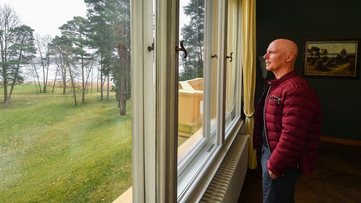 Der Unternehmer und Künstler Rainer Opolka blickt aus seinem Schloss Hubertushöhe in Storkow (Quelle: dpa/Patrick Pleul).