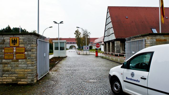 Der Eingang zur Wehrbereichsverwaltung Ost am Mittwoch (26.10.2011) im brandenburgischen Strausberg (Märkisch-Oderland) (Quelle: dpa/ Pleul)