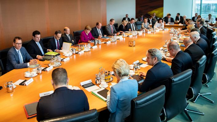 Kabinettsmitglieder zu Beginn der Kabinettssitzung im Bundeskanzleramt (Quelle: dpa/Bernd von Jutrczenka)