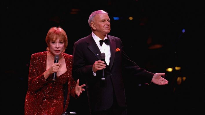 Shirley MacLaine und Frank Sinatra bei einem Auftritt 1992 (Quelle: dpa/ Ragan)
