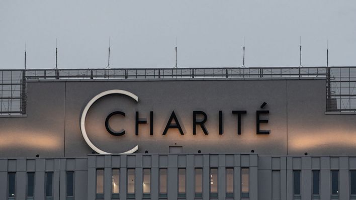 "Charité" steht am Dach des Bettenhauses der Charité (Quelle: DPA/Paul Zinken)
