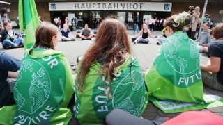 Nordrhein-Westfalen: Jugendliche sitzen während eines Flashmobs vor dem Hauptbahnhof. Vor Beginn des «Fridays for Future»-Sommerkongresses in Dortmund wollen die Teilnehmer auf die Klimakrise aufmerksam machen. (Quelle: dpa/Young)