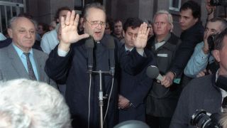 Helmut Müller (l.) während einer Rede von Günter Schabowski (M.) Mitte November 1989 (Quelle: DPA/Peter Zimmermann)