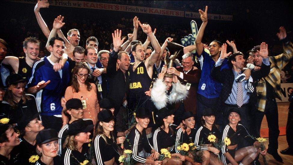 Alba Berlin posiert mit dem Korac-Cup (Quelle: imago/Camera 4)