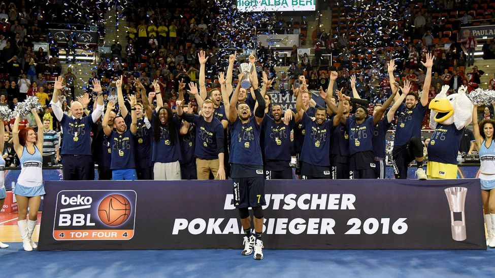 Die Alba-Spieler feiern den Pokalsieg 2016 (Quelle: imago/Jan Huebner)