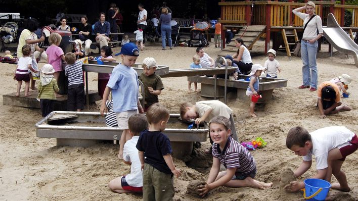 Kinder spielen gemeinsam auf einem Spielplatz in Berlin (Bild: imago-images/Schöning )