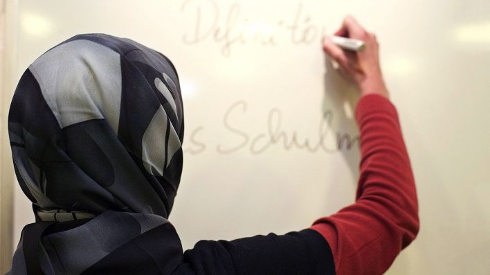 Symbolbild: Lehrerin mit Kopftuch in einer deutschen Schule (Quelle: imago-images/epd)
