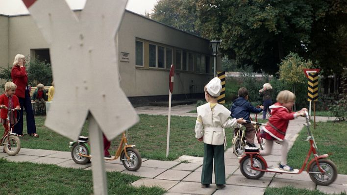 Archiv - Kinder im Kinderverkehrsgarten einer Kindertagesstätte am 01.07.1976 in der DDR (Bild: imago-images)