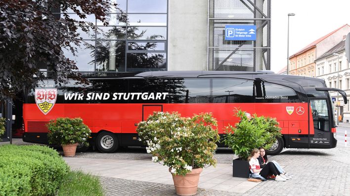 Ein Mannschafttsbus des VfB Stuttgart steht vor einem Hotel in Köpenick (Quelle: Imago/Matthias Koch)