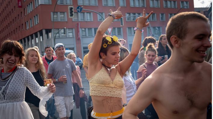 Archivbild: Teilnehmer beim "Zug der Liebe" 2018 tanzen durch Berlin. (Quelle: imago-images/Christian Mang)