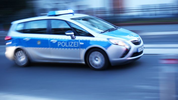 Ein Polizeiauto fährt in Berlin in Berlin am 23.02.2019 bei einem Blaulichteinsatz über eine Hauptstraße. (Quelle: dpa/Wolfram Steinberg