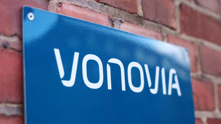 Ein Schild weist am 12.02.1019 auf ein Büro der Wohnungsbaugesellschaft Vonovia hin. (Quelle: dpa/Wolfram Steinberg)