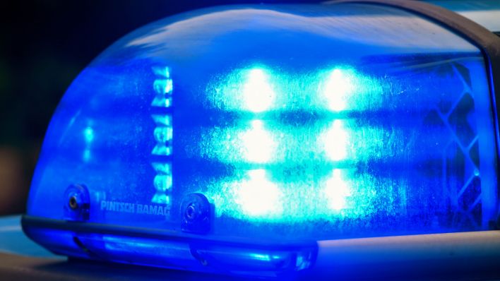Blaulicht auf dem Dach eines Einsatzwagens der Polizei. Quelle: dpa/Patrick Pleul