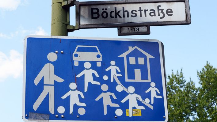 Ein Verkehrsschild für den verkehrsberuhigten Bereich ist am 07.06.2013 in Berlin-Kreuzberg an der Böckhstraße/Grimmstraße gestaltet (Quelle: dpa/Jens Kalaene)