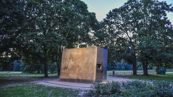 Denkmal für die im Nationalsozialismus verfolgten Homosexuellen im Berliner Tiergarten. Quelle: dpa