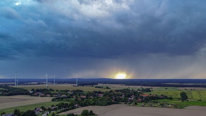 Dunkle Regenwolken ziehen am 18.08.2019 über die Landschaft im Landkreis Oder-Spree (Luftaufnahme mit einer Drohne) (Quelle: dpa/Patrick Pleul)
