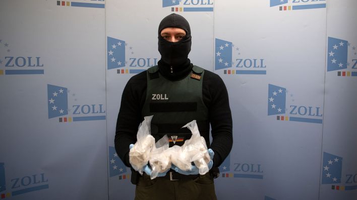 Ein Zollbeamter präsentiert Drogen, die am 22.01.2018 in einem aus Polen eingereisten Auto auf der A11 gefunden wurden (Quelle: dpa/Hirschberger)