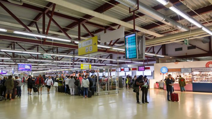 Der Check-in-Bereich des Terminals C am Flughafen Berlin Tegel (Quelle: Picture Alliance/Markus Mainka)
