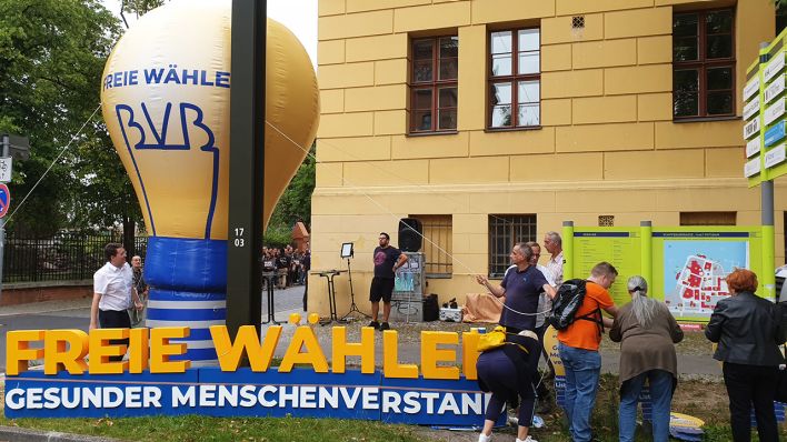Die Freien Wähler stehen am Dienstag den 20.08.2019 in Potsdam vor der rbb-Wahlarena (Quelle: rbb/ Soos)