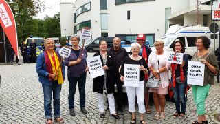 Die Omas gegen Rechts stehen am Dienstag den 20.08.2019 in Potsdam vor der rbb-Wahlarena (Quelle: rbb/ Soos)