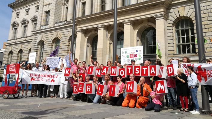 Klimaschützer posieren vor dem Abgeordnetenhaus (Quelle: Sebastian Schöbel/rbb)
